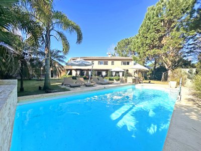 Barrio Privado. 500 m2 construidos, 1.491 m2 de terreno. Piscina climatizada. Pronta para entrar.