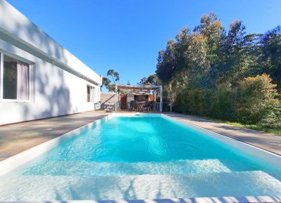 Moderna, con piscina climatizada