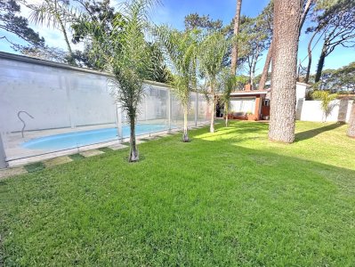 Playa Mansa, zona paradas. Piscina cubierta climatizada. Donde todos quieren!!