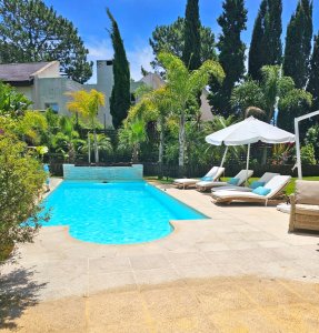 Barrio Privado. 500 m2 construidos, 1.500 m2 de terreno. Piscina climatizada. Pronta para entrar.