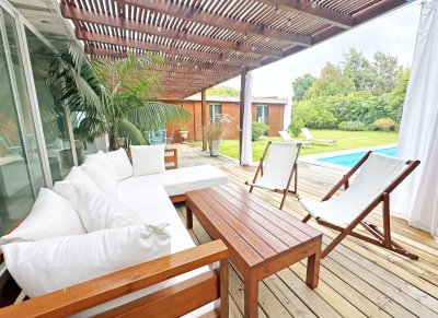 Barrio privado, 3 dorm y servicio, piscina climatizada. Losa radiante.