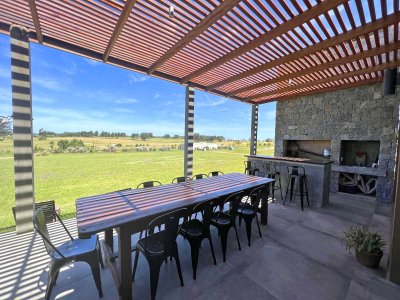 Barrio privado en Manantiales, 2 suites, losa radiante, aberturas dobles.