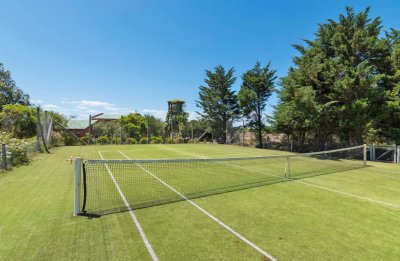 José Ignacio, 7 suites, tenis, piscina, sauna.