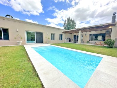 Barrio privado La Arbolada, 3 suites, piscina.