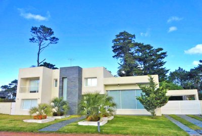 Playa Mansa, barrio privado. 4 suites + servicio, piscina. Losa radiante