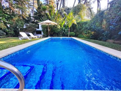 4 dorm y servicio. Losa radiante. Piscina climatizada