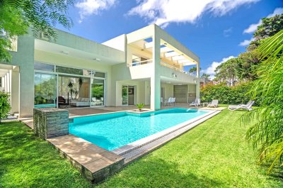 Playa Mansa, barrio privado. 4 suites + servicio, piscina. Losa radiante