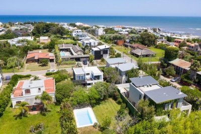 Moderna casa en José ignacio, con piscina. Dentro del pueblo. 