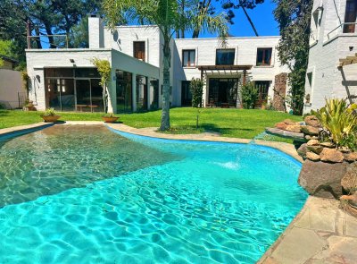 Barrio Privado. 5 dormitorios, pileta, 650 m2 construidos. La Arbolada