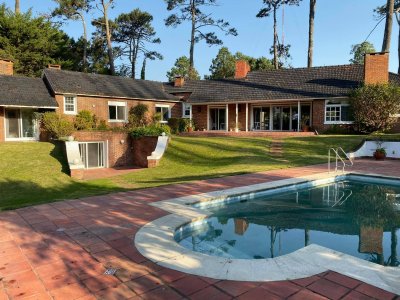 Espectacular residencia en Cantegril. Muchos m2 construidos! 