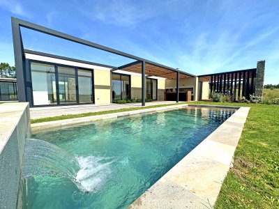 Pueblo Mío. 463 m2. 4 dorm. Piscina
