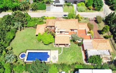 Mansión en alquiler, 565 m2 construidos, piscina climatizada.