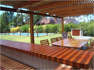 Mansa, gran residencia, pileta climatizada, jardín grande