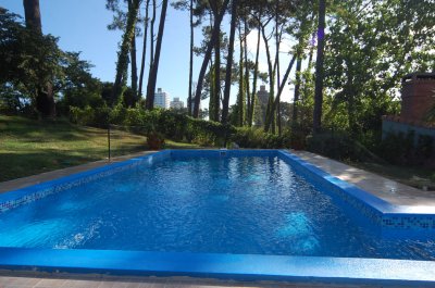 Casa en barrio Cantegril, amplio terreno 1.200 m2, piscina. 