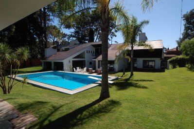 Importante casa en la zona del Country. 500 m2 construidos. Piscina climatizada