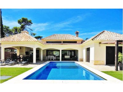 Barrio Privado, Boulevard Park. Playa Mansa. 5 dorm. Piscina climatizada. Losa radiante