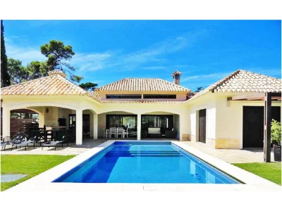 Barrio Privado, Boulevard Park. Playa Mansa. 5 dorm. Piscina climatizada. Losa radiante