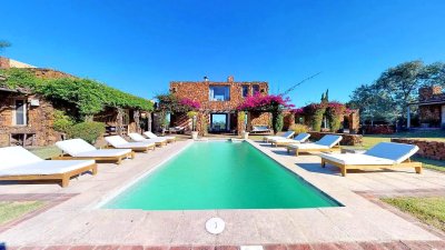 700 m2 construidos, 5 hectáreas, 10 dormitorios. Piscina
