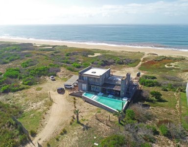 Sobre la arena, en Santa Mónica. José Ignacio. 7 dorm. De lujo