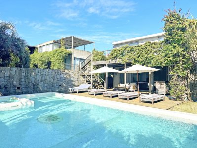 Manantiales, 6 dorm + servicio, a 2 cuadras de Bikini, 600 m2 construidos.