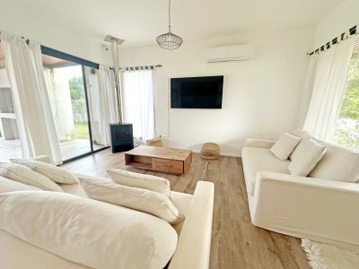 Barrio Privado, casa con gran jardín y piscina. 3 dorm.