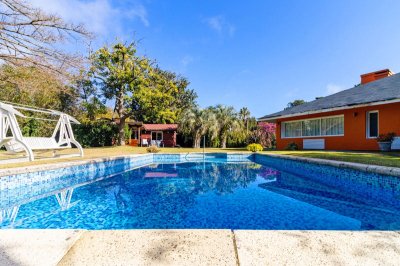 Oportunidad en el country, 5 dorm, piscina climatizada, 474 m2 construidos