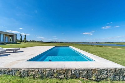 Barrio privado de campo, hermosa casa de 380 m2 construidos. 