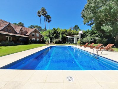Mansión en el Golf. 684 m2 construidos, piscina climatizada, sauna seco, gimnasio.