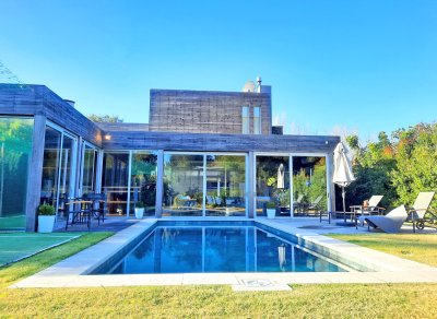 Barrio Privado. 357 m2 construidos, 4 suites. Piscina climatizada.