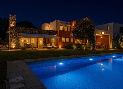 Exclusivo barrio privado, 3 suites + servicio completo, pileta. Losa radiante