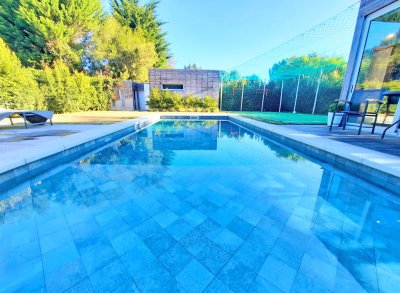 Barrio Privado. 357 m2 construidos, 4 suites. Piscina climatizada.