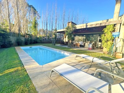 Barrio privado. 3 suites, piscina climatizada. Losa radiante. 