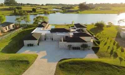 Pueblo Mío, Manantiales. 950 m2 construidos sobre la laguna.