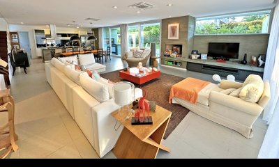 Exclusivo Barrio Privado en Playa Mansa, 5 suites, piscina, aire acondicionado, losa radiante.