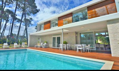 Playa Mansa, Barrio Privado, 4 suites + servicio. Piscina climatizada