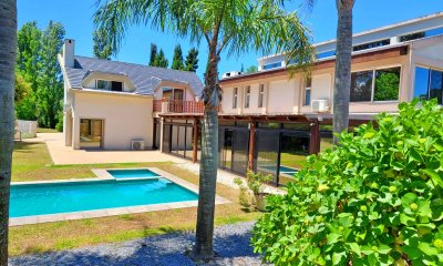 Barrio privado. Piscina, 6 dormitorios + 3 playrooms + 2 dependencias de servicio.
