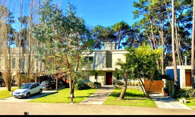 Exclusivo Barrio Privado en playa brava. Moderna casa pronta para entrar