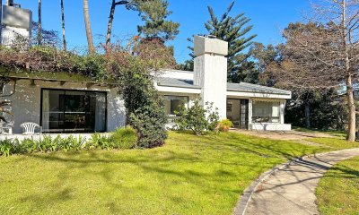 Importante esquina, 1.522 m2 de terreno. 3 dorm + dep de servicio