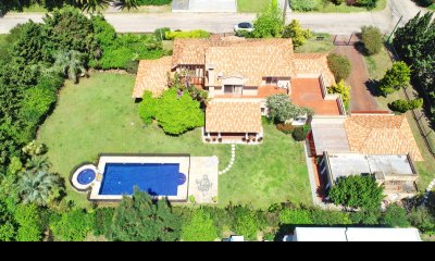 Mansión en alquiler, 565 m2 construidos, piscina climatizada.