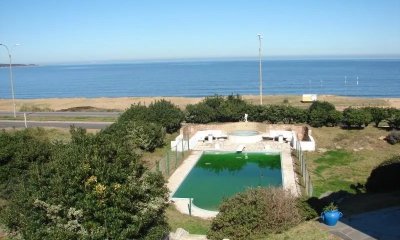 Primera fila, playa mansa con vista al mar. Piscina