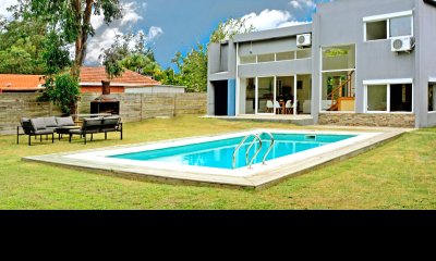 Moderna casa con piscina en zona de colegios.