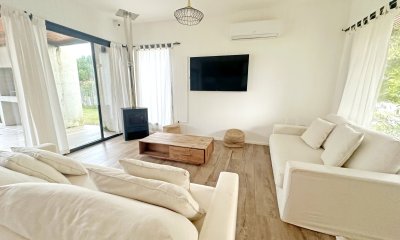 Barrio Privado, casa con gran jardín y piscina. 3 dorm.