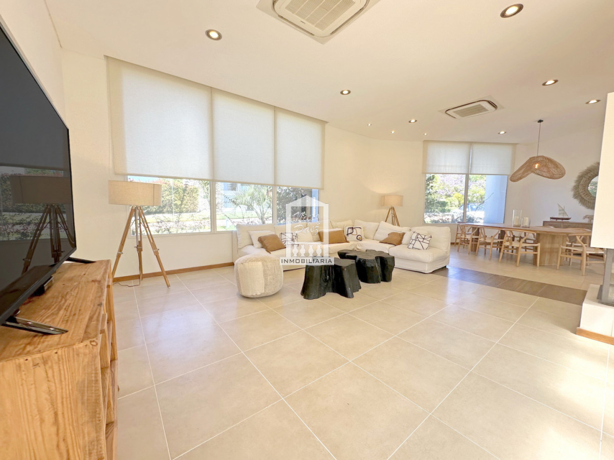 Casa ID.34401 - Barrio Privado, Playa Mansa. 5 suites + servicio, 2 piscinas. Losa radiante. 