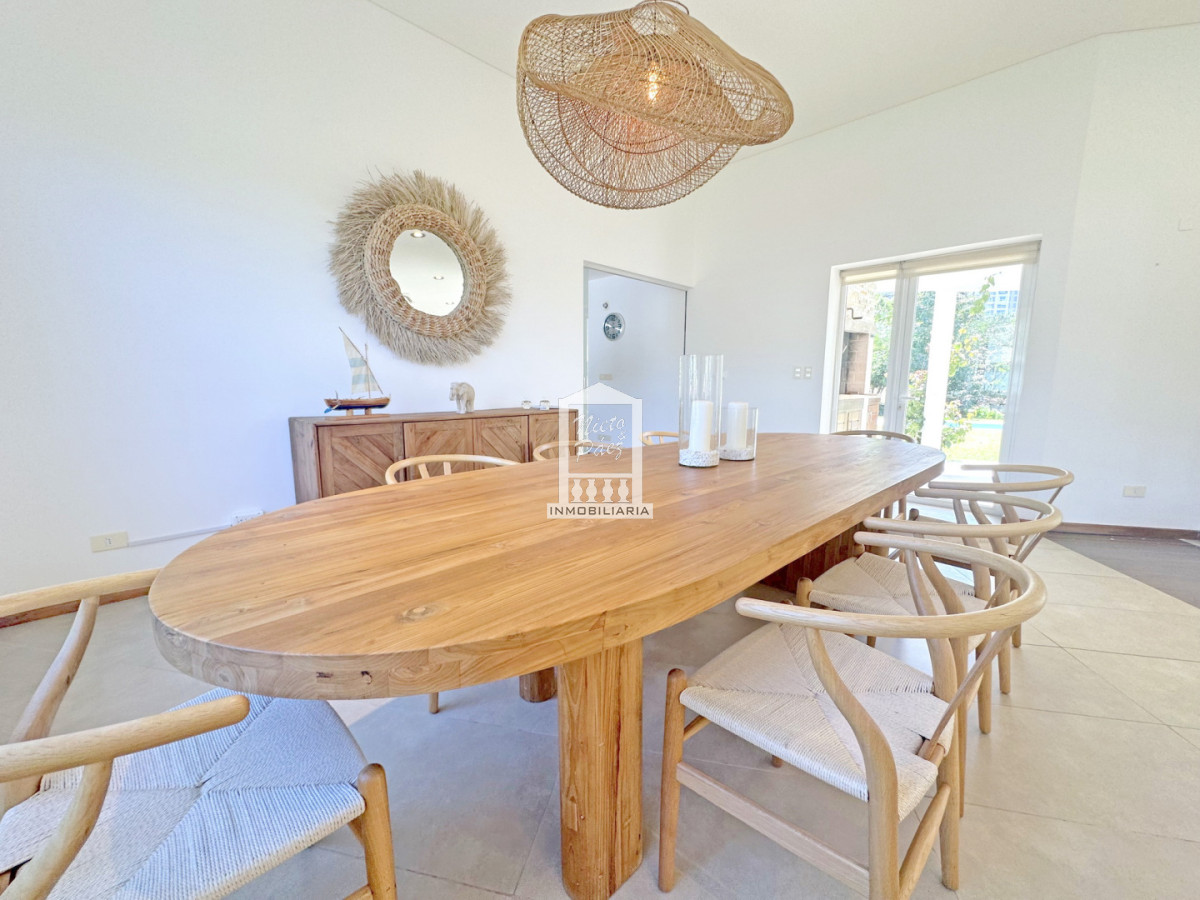 Casa ID.34401 - Barrio Privado, Playa Mansa. 5 suites + servicio, 2 piscinas. Losa radiante. 
