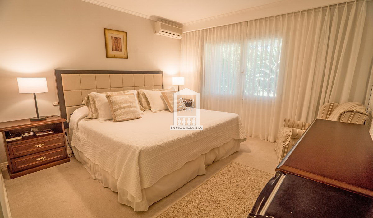 Casa ID.30186 - Playa Mansa, 568 m2 construidos. 5 dorm y dependencia, pileta climatizada