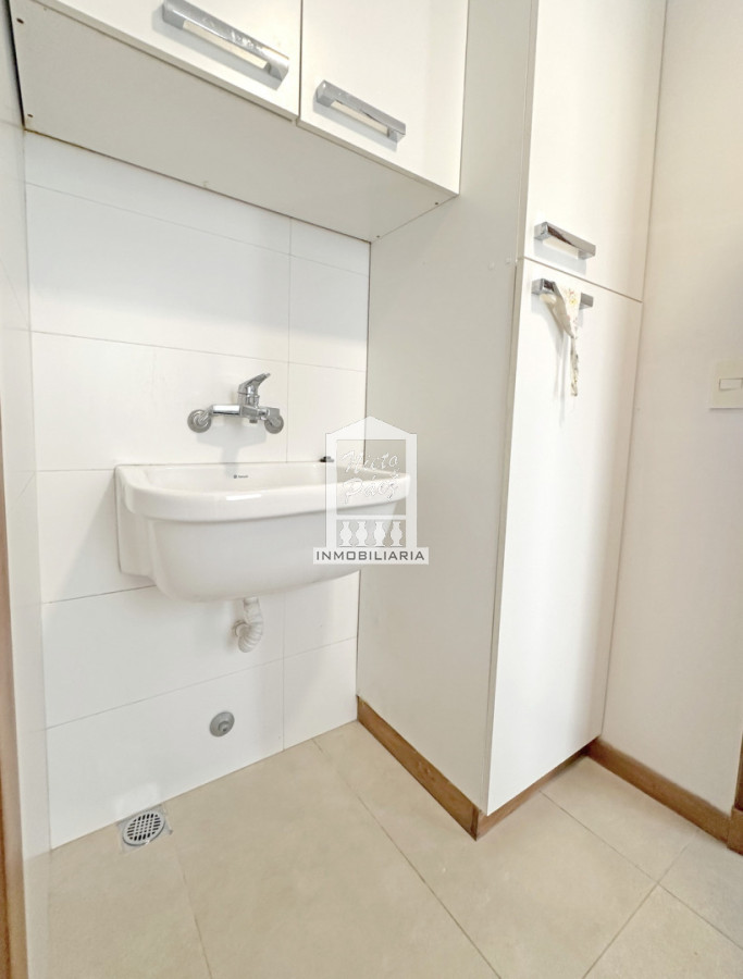 Casa ID.34401 - Barrio Privado, Playa Mansa. 5 suites + servicio, 2 piscinas. Losa radiante. 