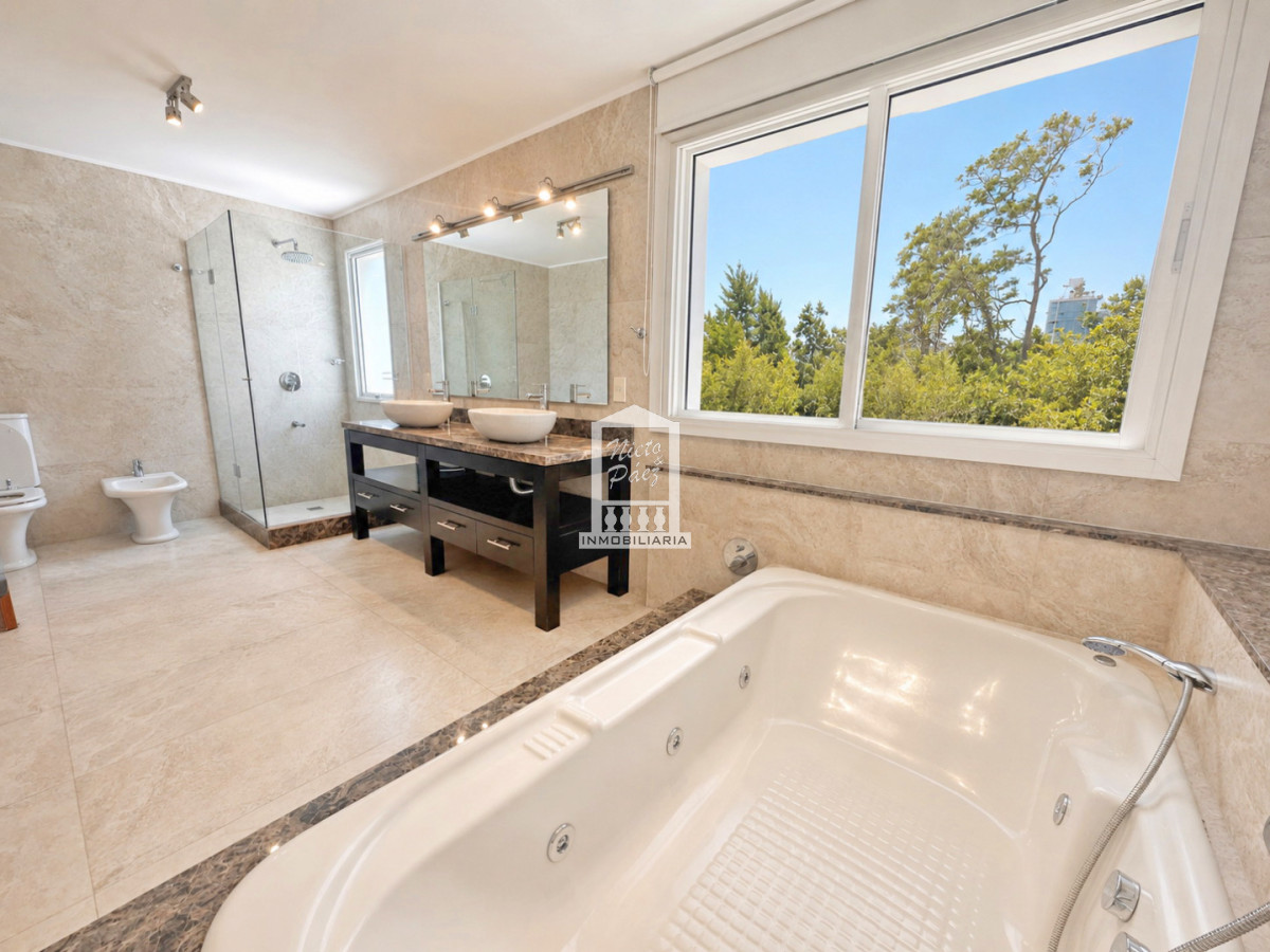 Casa ID.34401 - Barrio Privado, Playa Mansa. 5 suites + servicio, 2 piscinas. Losa radiante. 