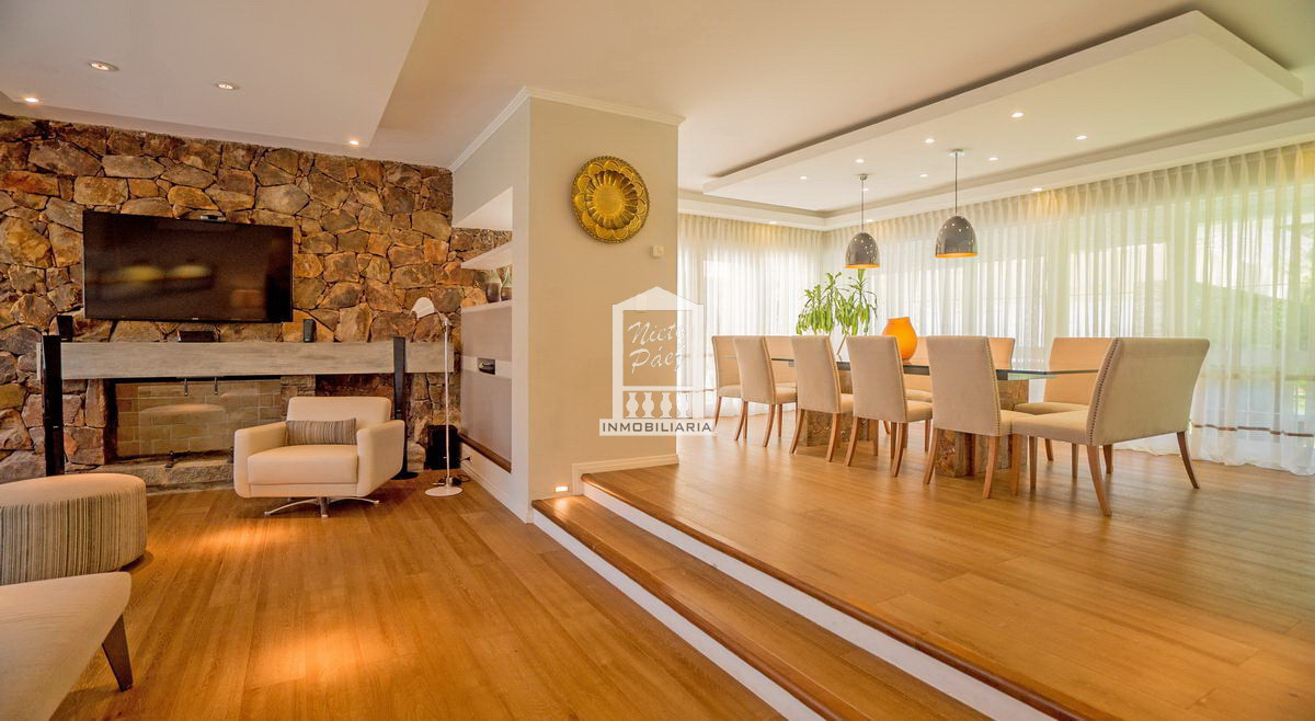 Casa ID.30186 - Playa Mansa, 568 m2 construidos. 5 dorm y dependencia, pileta climatizada