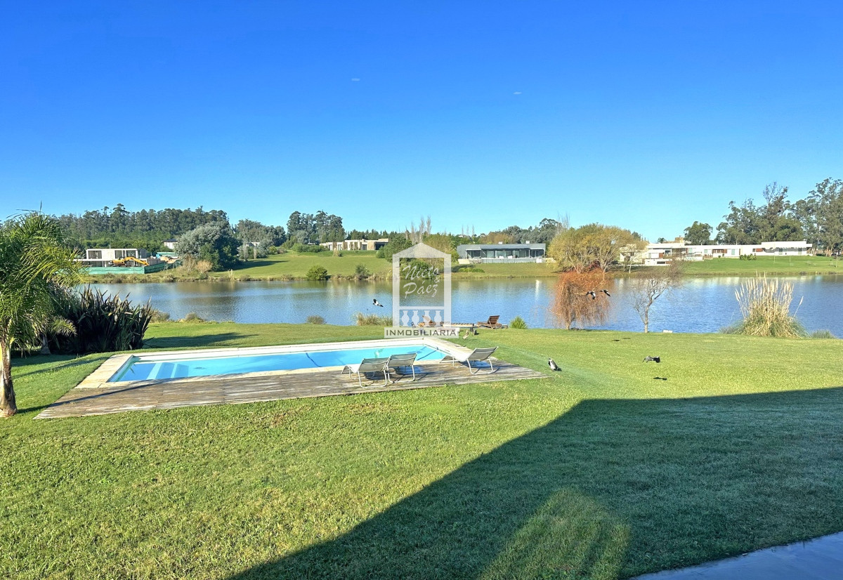 Casa ID.37708 - Pueblo Mío, sobre lago, 4 suites, piscina. Barrio Privado de lujo con amenities.