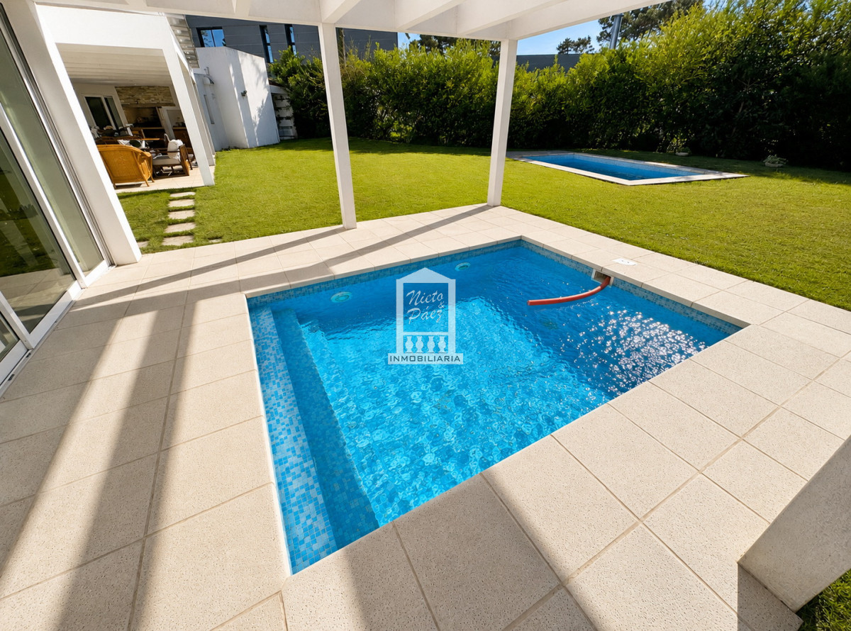 Casa ID.34401 - Barrio Privado, Playa Mansa. 5 suites + servicio, 2 piscinas. Losa radiante. 